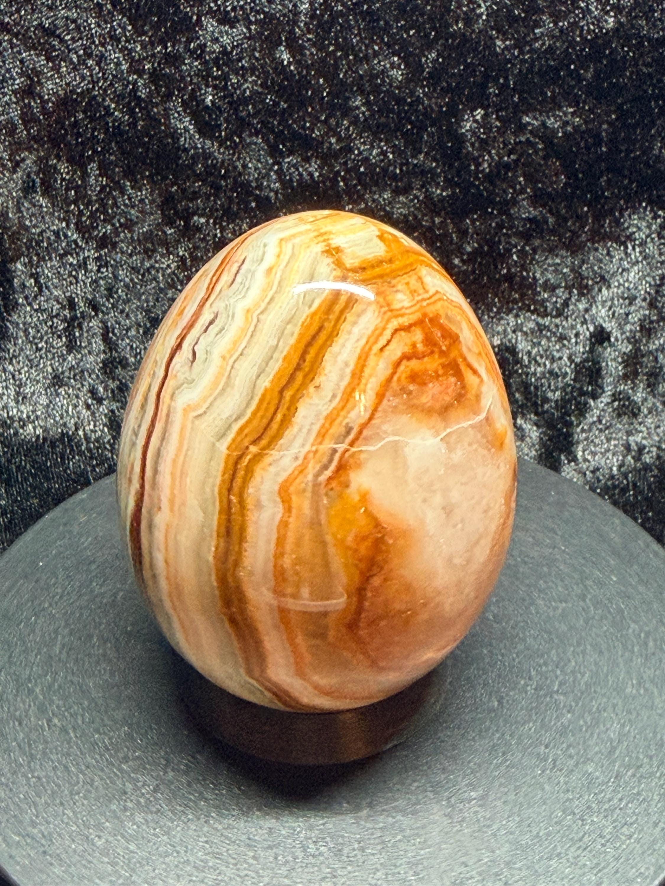 Banded Onyx/calcite egg. UV reactive.