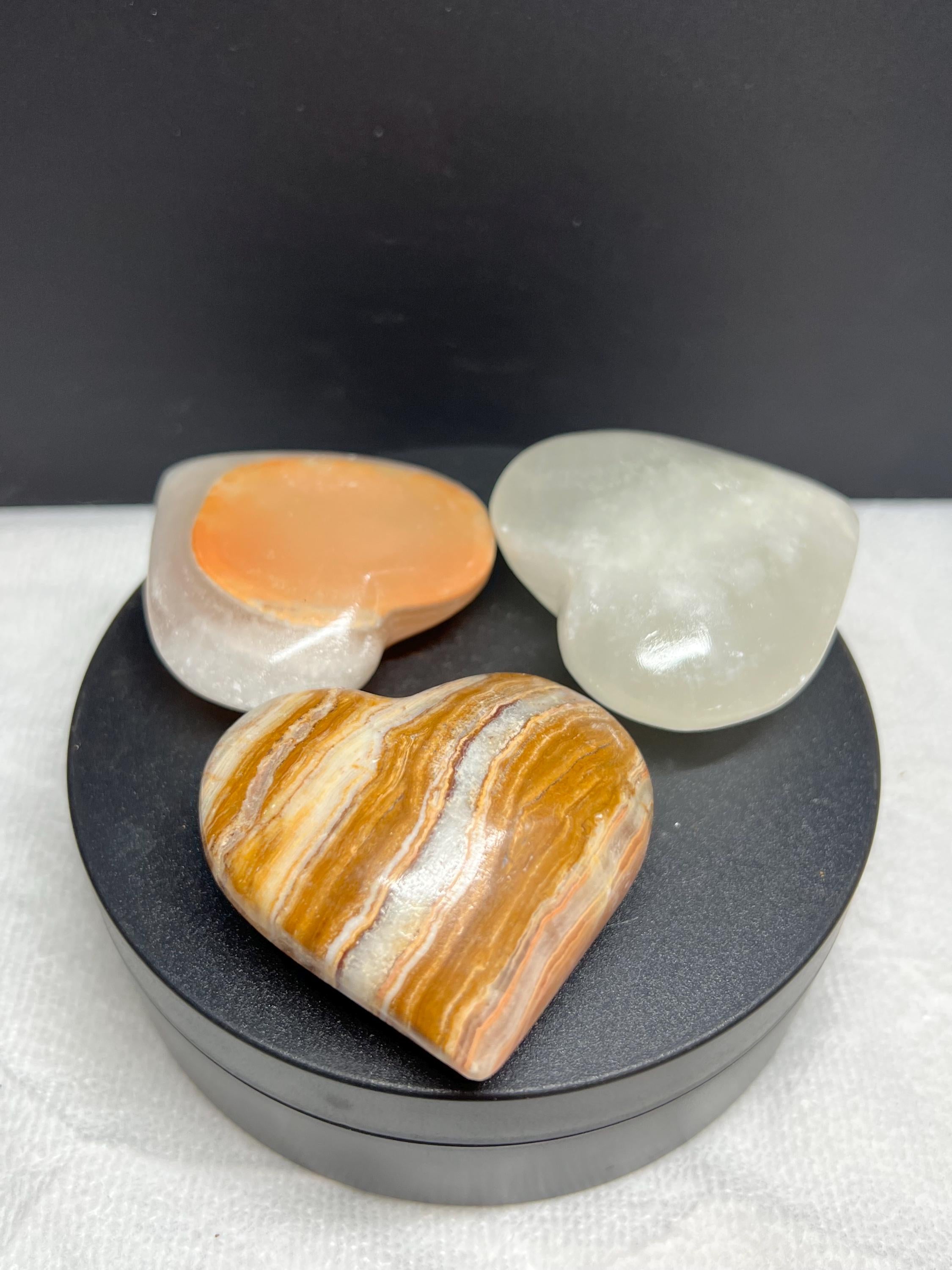 Onyx hearts, lot of three