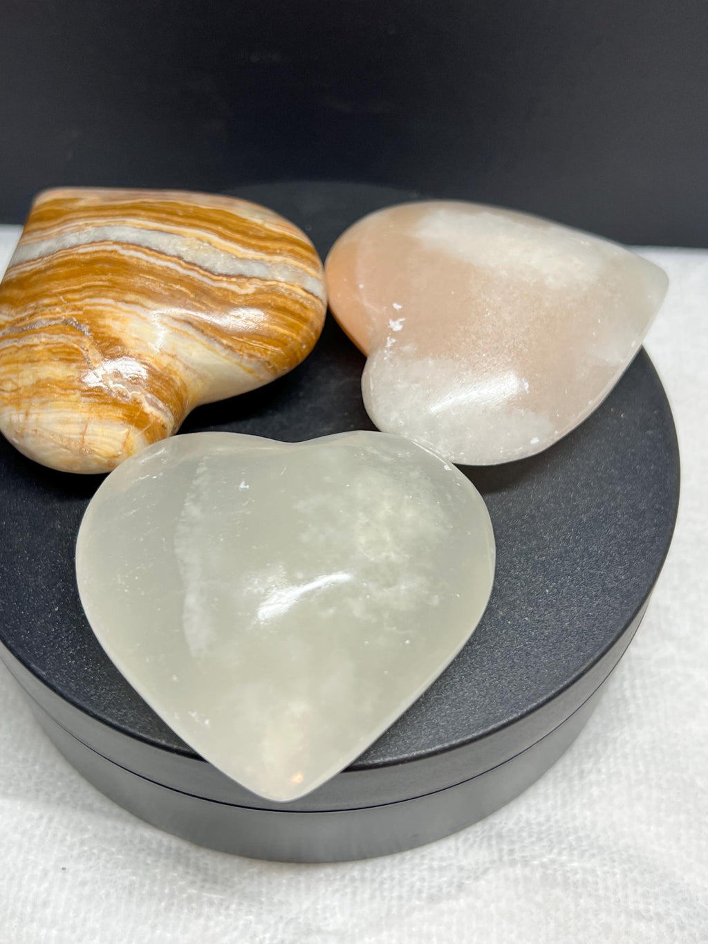 Onyx hearts, lot of three