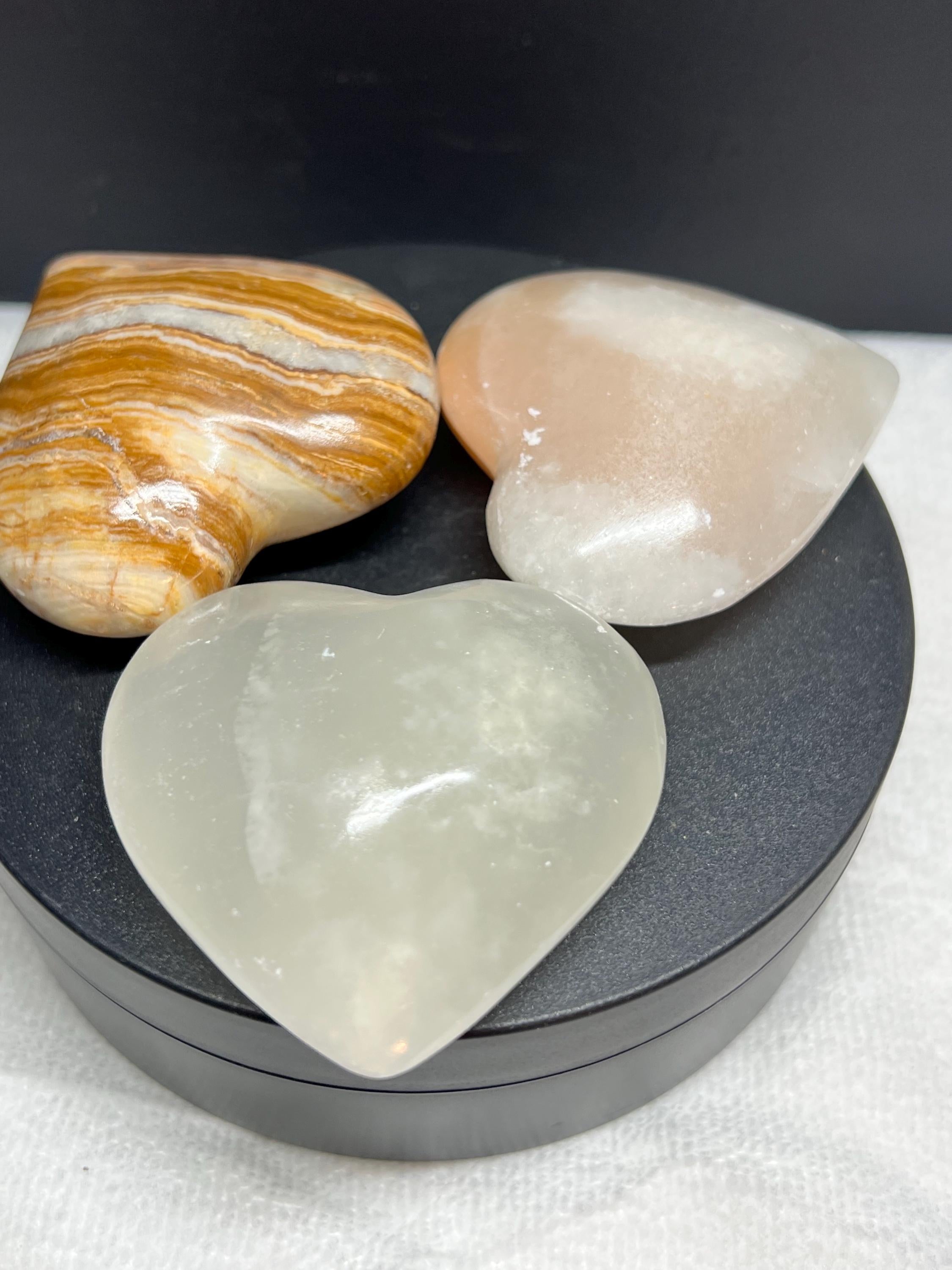 Onyx hearts, lot of three