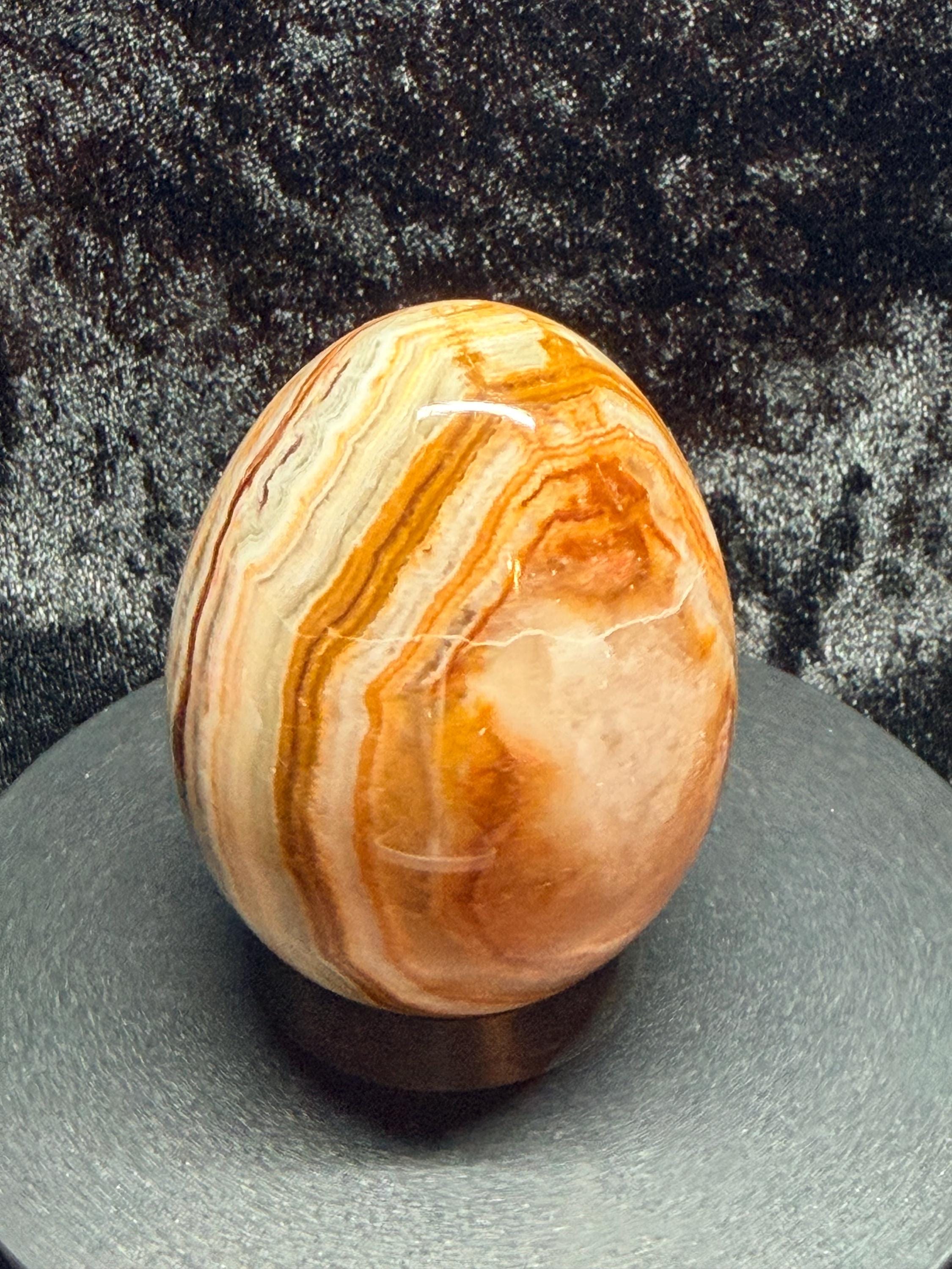 Banded Onyx/calcite egg. UV reactive.