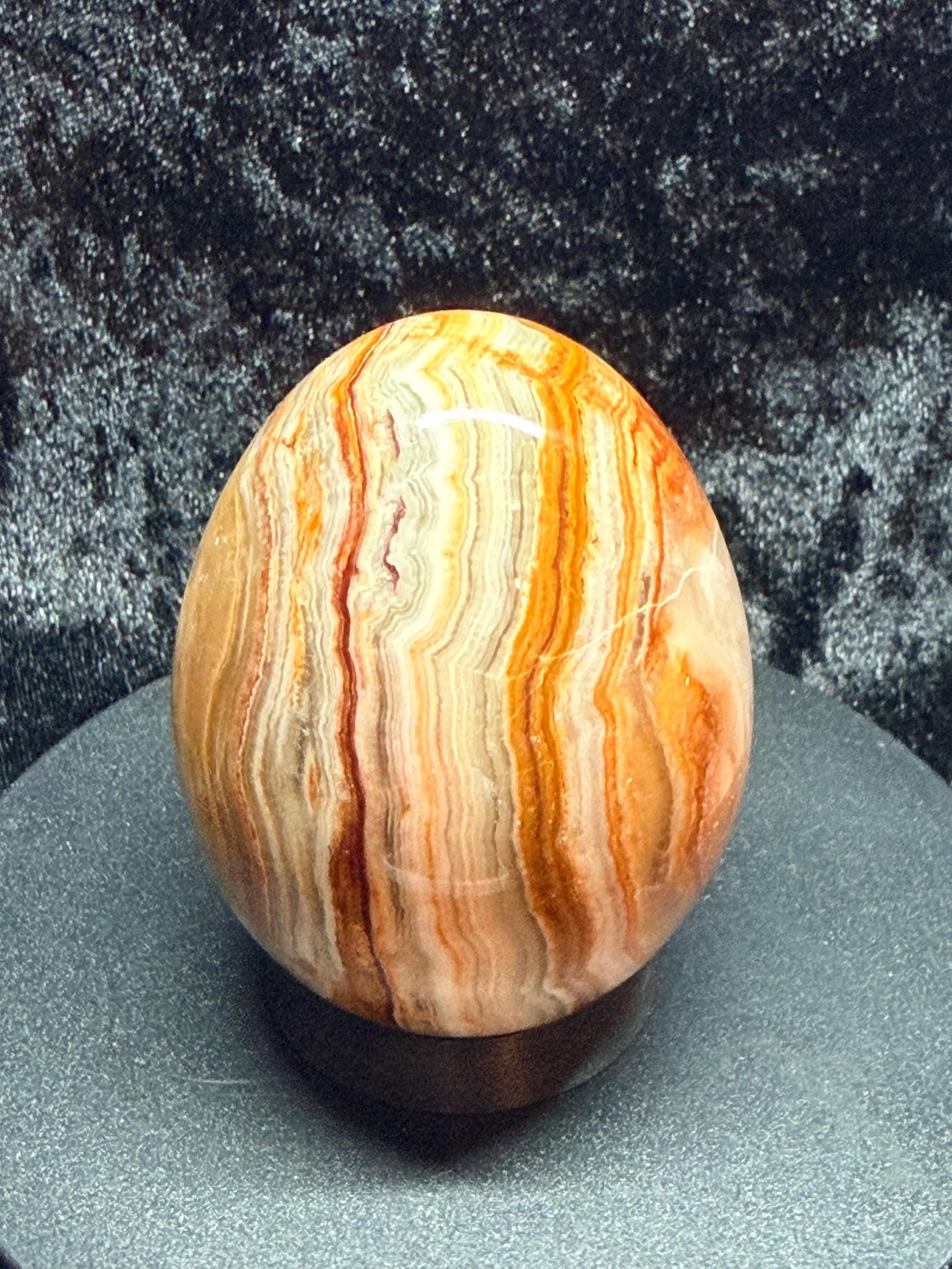 Banded Onyx/calcite egg. UV reactive.