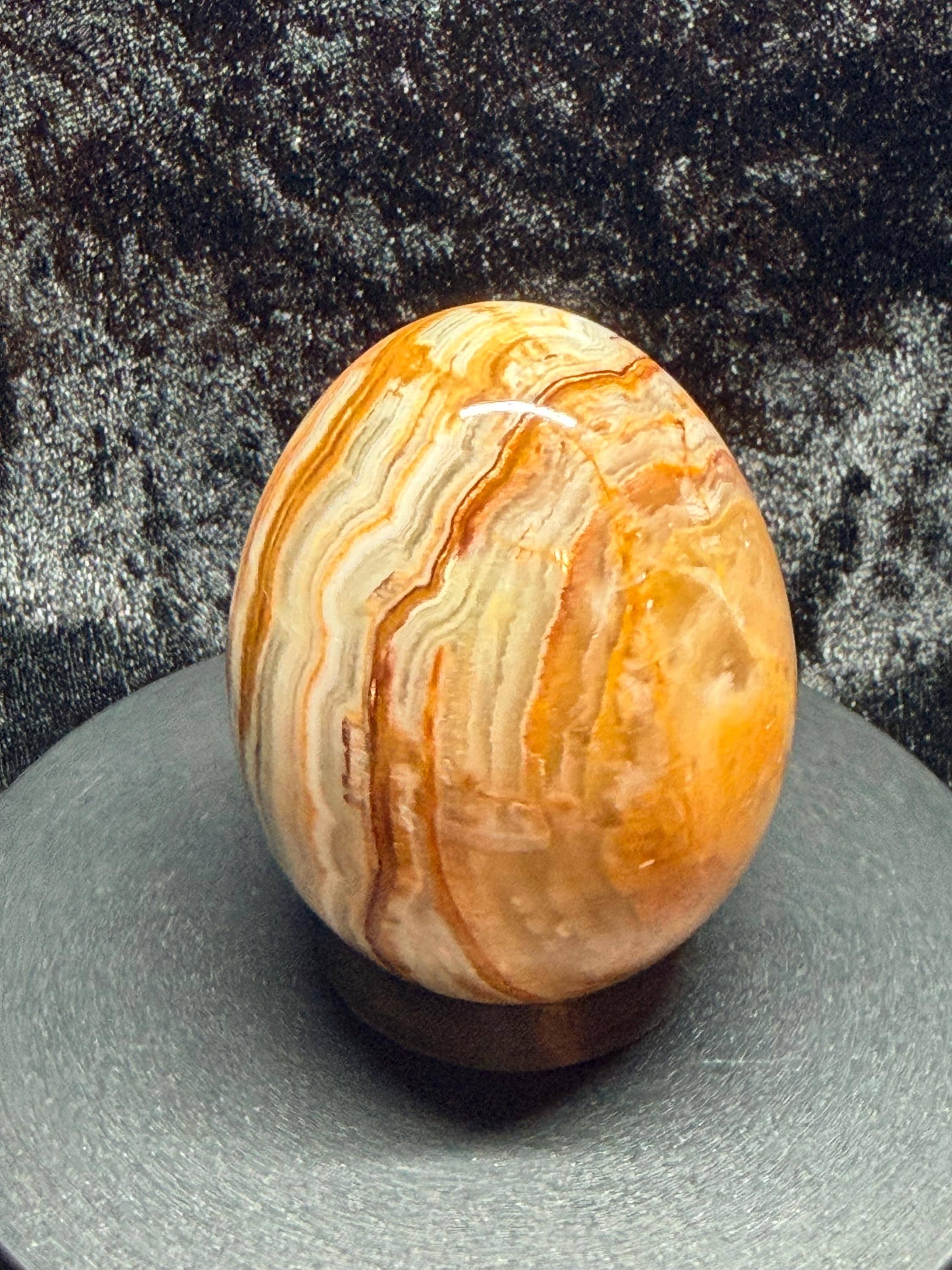 Banded Onyx/calcite egg. UV reactive.