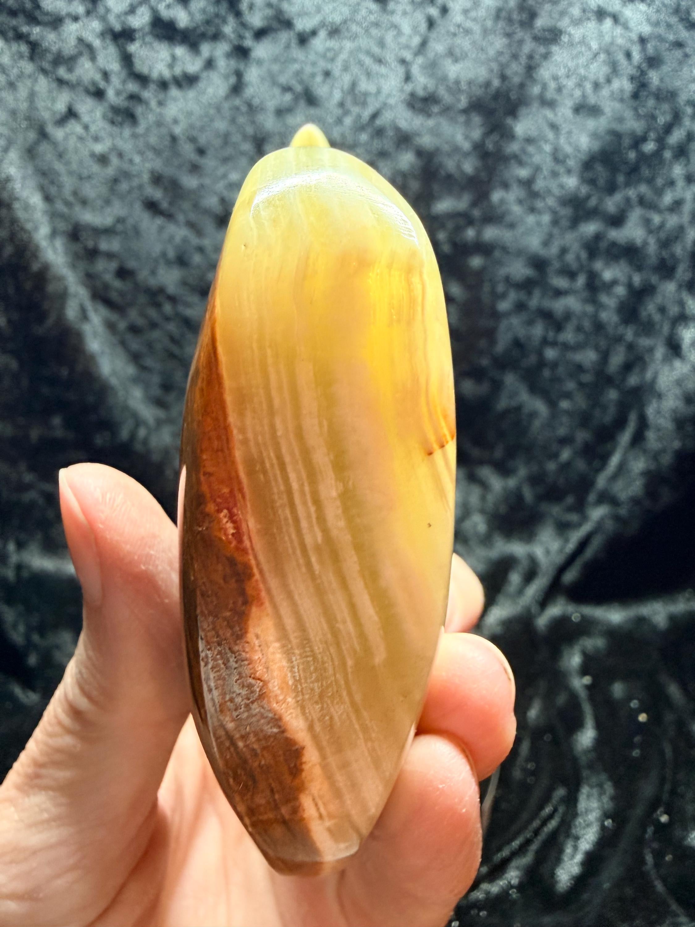 Carved swan, banded onyx/calcite